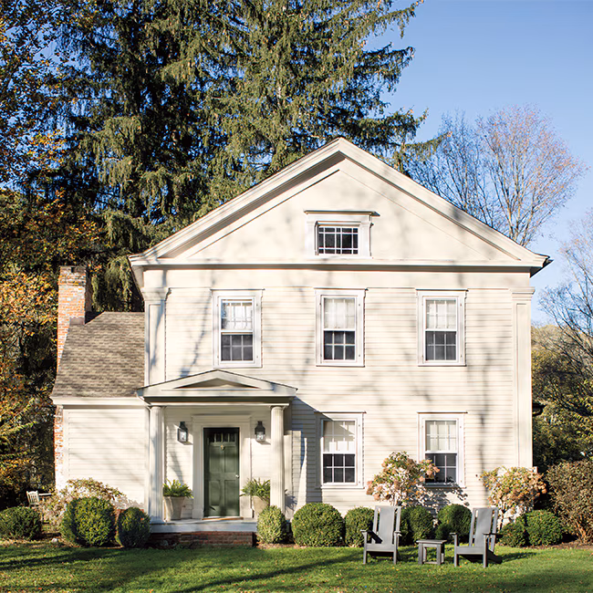 White Paint Exterior House Green Door 650X650 1 | VENESOL REFORMAS